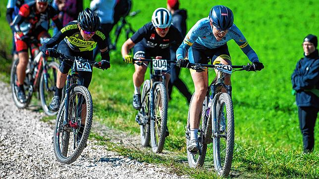 Mit Schwung: Janine Schneider aus Klettgau-Bühl (2. von rechts) bleibt bei den Deutschen Meisterschaften über die Marathon-Distanz am ...