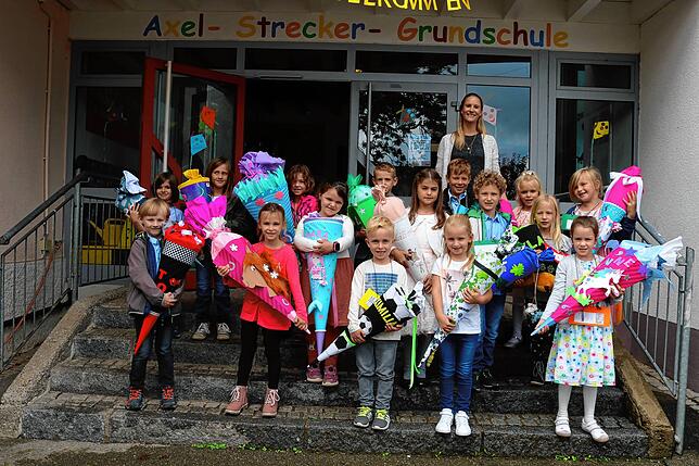 Die erste Klasse der Axel-Strecker-Grundschule in Königsfeld Neuhausen mit Klassenlehrerin Lina Rinderknecht.