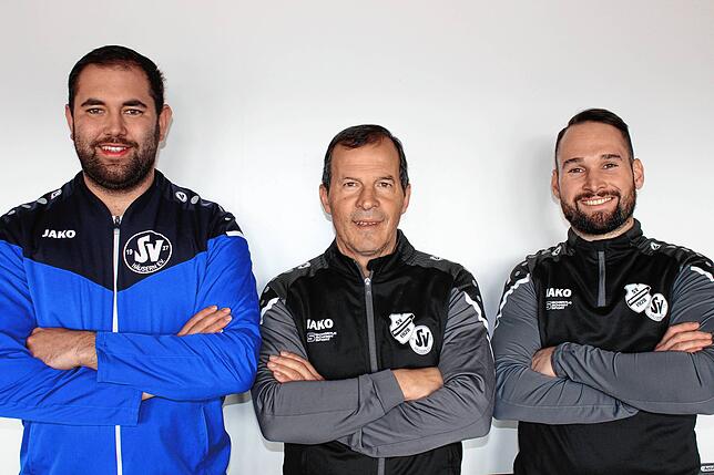 Zufriedenes Trio: Vorsitzender Nick Schmidt vom SV Häusern (links) und Sportchef Kevin Matt (rechts) vom SV Höchenschwand freuen sich, ...