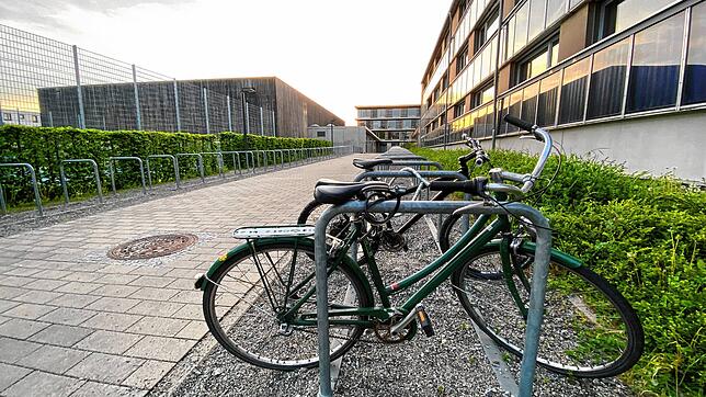 Hier steht ein Fahrrad mitunter nicht lange: Rund um die Sporthalle am Bahnhof Petershausen werden regelmäßig Fahrräder gestohlen. Bei ...