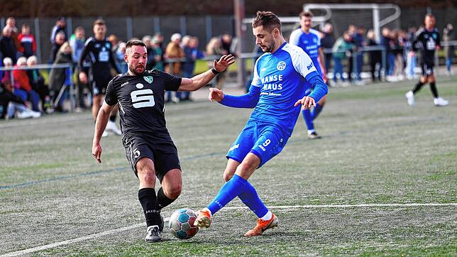 Max Chrobok (rechts) im Duell mit dem Stockacher Dennis Habibovic.