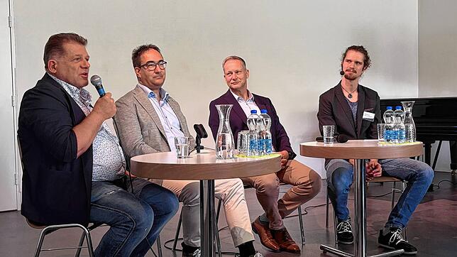 Im Gespräch über die Energiewende mit Moderator Joel Rehmann (rechts) von der ETH-Zürich befinden sich (von links) Marcel Auner, Beat ...