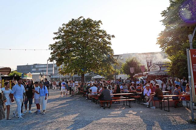 Bild 24: Die Stimmung am Bodensee ist bestens! So feiert Konstanz beim Seenachtfest 2025