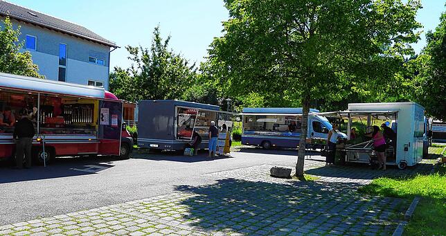 Am Busbahnhof findet freitags auch der Wochenmarkt statt. Auch hier schätzen einige Händler das freie WLAN – andere hingegen ...