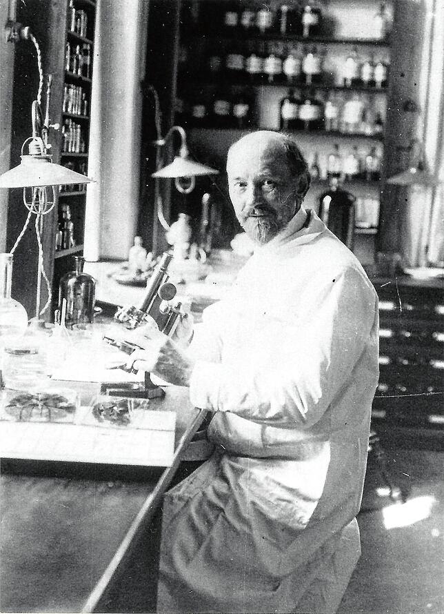 Hirnforscher Korbinian Brodmann in seinem Labor.