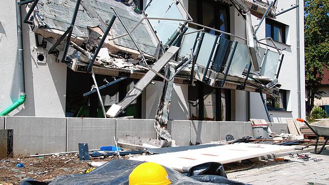 Zerstörte Fassade, heruntergerissene Balkone: Die Zerstörungswut eines Bauunternehmers in Blumberg hat eine halbe Million Euro Schaden ...