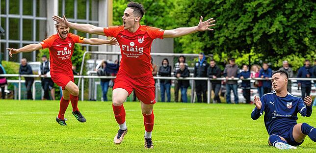 Verfrühter Jubel: Bruno Golic (vorn) und Tammo Heinzler bejubeln den 3:1-Zwischenstand für den FC Tiengen 08, Max Le ist entsetzt. Doch ...