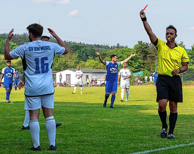 Saisonende: Kevin Lajthia (Nr. 16) sieht Gelb-Rot von Schiedsrichter Luigi Satriano und wird dem SV BW Murg im Rückspiel am Samstag ...