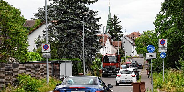Lastwagen, Autos, Parkplätze, und dann endet auch noch plötzlich der Radweg: Auf der Kindlebildstraße geht auch im Bereich des ...