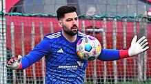 Retter in Not: In der 79. Minute ahnt der Laufenburger Torwart Fatih Er die richtige Ecke und hält den Elfmeter.