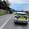 Ein Einsatzfahrzeug der Polizei auf der Bundesstraße 33, im Hintergrund ist der demolierte Betonmischer zu sehen.
