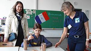 Henriett Kötelverö und Tochter Hanna hörten sich im Bereich Sprachbegegnungen bei Lehrerin Ines Barz um. Bild: Heidi Rombach