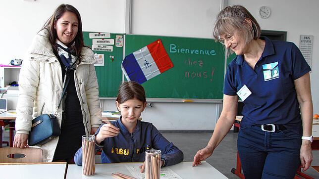 Henriett Kötelverö und Tochter Hanna hörten sich im Bereich Sprachbegegnungen bei Lehrerin Ines Barz um. Bild: Heidi Rombach