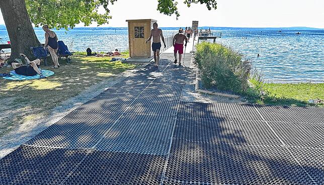 Vor dem Badesteg wurden Kunststoffmatten verlegt, die barfußfreundlicher sind als der Split unten drunter.