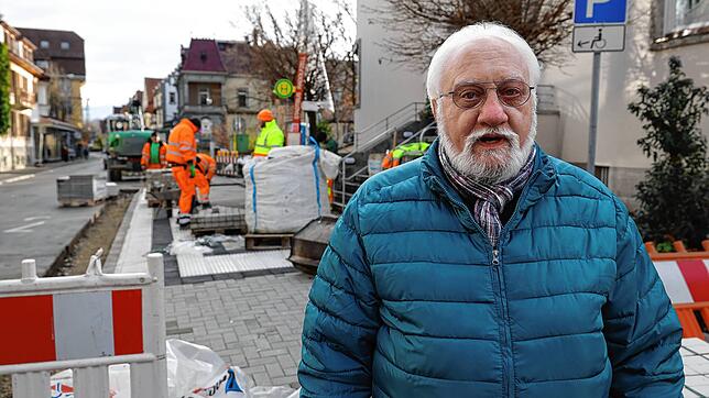 Engagement für ein selbstbestimmtes Leben: Der stellvertretende Behindertenbeauftragte Heinz Küster an der Haltestelle vor dem ...