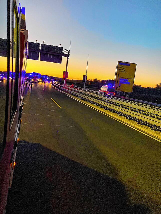 Die Einsatzkräfte positionierten sich an beiden Tunnelportalen.