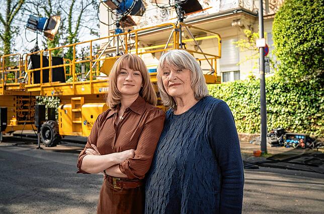 Die Spielfilm-Alice und die echte: Schauspielerin Nina Gummrich am Filmset mit Alice Schwarzer.