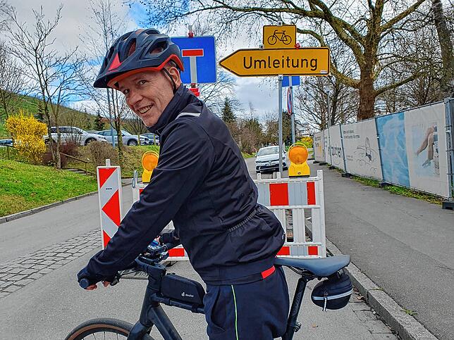 Ein Positivbeispiel: Fahrradfahrer Jörg Große-Herrenthei an der Absperrung bei der Therme in Meersburg.