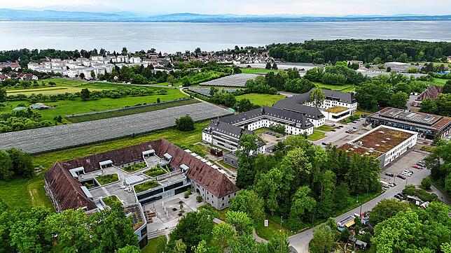 Der Bildungsstandort Friedrichshafen im Fallenbrunnen: Hier sind Zeppelin-Universität (ZU) auf dem ZF-Campus (links) und Berufsakademie ...