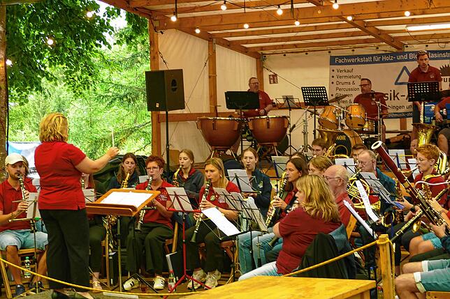 Bild 18: Hunderte Gäste strömen zum Auftakt an das 68. Waldfest in der Geschichte des Musikvereins Aufen.