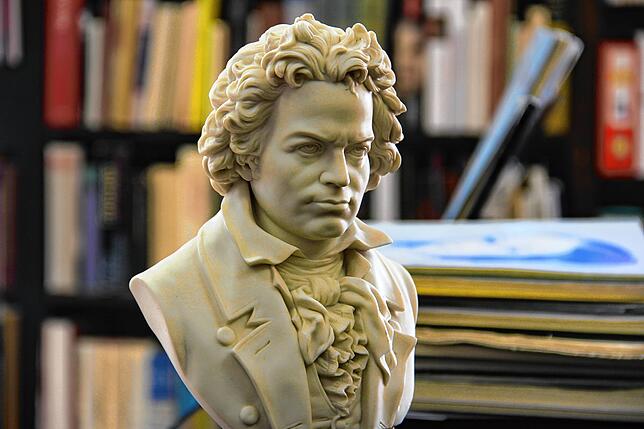 Ludwig van Beethoven kannte sich mit Krisen aus – und er überlebte jede. Diese Figur steht im Arbeitszimmer der Pianistin.