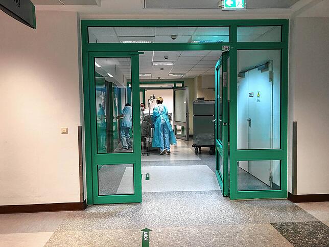Stationen: Auf der Corona-Klinik in Donaueschingen gibt es den normalen Bereich, die Intermediate-Care-Station für schwerere Fälle und ...