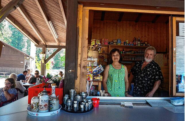 Eine Institution: Susi und Karl Schropp am Ausgabefenster ihres Kiosks, mit dem sie seit über 20 Jahren im Wildgehege die kulinarischen ...