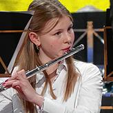 Die noch sehr junge Maria Schank spielt schon im großen Orchester.