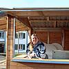 Barbara Bücken, Geschäftsführerin Markdorf Marketing, freut sich, dass die Eventhütte am Marktplatz so gut angenommen wird.