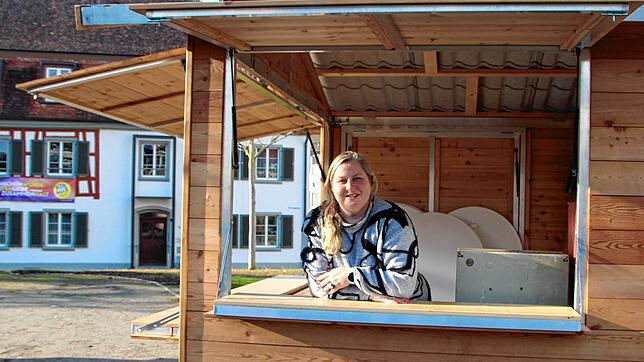 Barbara Bücken, Geschäftsführerin Markdorf Marketing, freut sich, dass die Eventhütte am Marktplatz so gut angenommen wird.