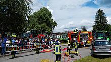 Viele Zuschauer verfolgen die Schauübung der Feuerwehrabteilung Birkendorf beim Sommerfest mit großem Interesse. Foto: Sigrid Enderle