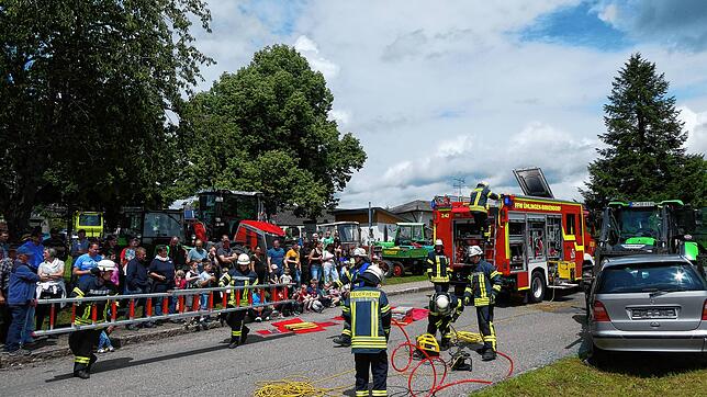 Viele Zuschauer verfolgen die Schauübung der Feuerwehrabteilung Birkendorf beim Sommerfest mit großem Interesse. Foto: Sigrid Enderle