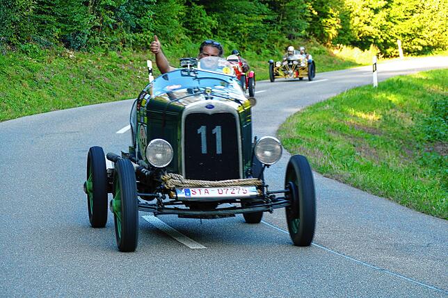 Die rund 170 Oldtimer fahren die Strecke bei der Eggberg-Klassik mehrfach ab.