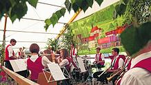 Über die Mittagszeit unterhielten die Musiker des Musikvereins aus Hausen a. A. die Festgäste und sorgten so für die richtige ...