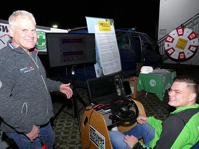 Ablenkung durch Handy am Reaktionstestgerät mit Fahrer Nick Höllstin (re.) und Willi Schmidberger (li.) von der Kreisverkehrswacht ...