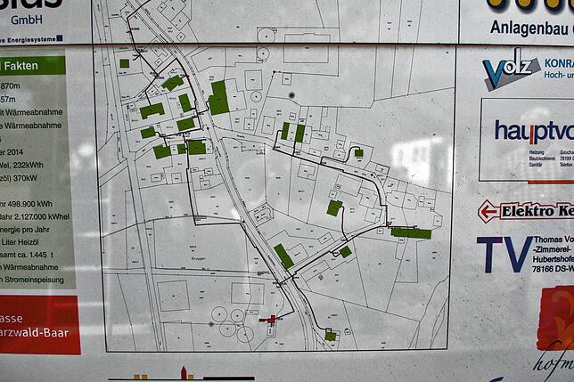 Eine Hinweistafel am Betriebsgebäude zeigt den Verlauf der Wärmeleitungen in Bruggen.