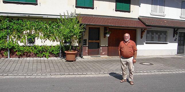 2022: Der Allensbacher Peter Sonntag steht auf diesem Archivbild vor seinem Haus (rechts) in der Hinnengasse, das beim Hochwasser 1999 ...