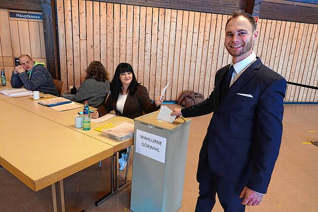 Kandidat Daniel Stiller hat um kurz vor 17 Uhr seine Stimme abgegeben.