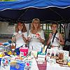 Bunte Vielfalt: An diesem Stand gibt es beim Fest Handarbeiten und Souvenirs aus der Ukraine zu kaufen, von links Yullia Korolova, Iryna ...