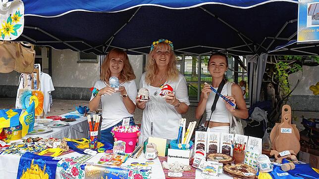 Bunte Vielfalt: An diesem Stand gibt es beim Fest Handarbeiten und Souvenirs aus der Ukraine zu kaufen, von links Yullia Korolova, Iryna ...