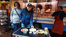 Kulinarische Kostproben: Bei Feinkost Sirin Akabe aus Wehr kann jeder probieren, das lässt sich dieses Paar aus Etzwihl nicht zwei Mal ...