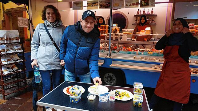 Kulinarische Kostproben: Bei Feinkost Sirin Akabe aus Wehr kann jeder probieren, das lässt sich dieses Paar aus Etzwihl nicht zwei Mal ...