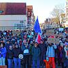 Über 2000 Teilnehmer machen bei der Demonstration gegen Rechts mit. Auf dem Karlsplatz stehen die Menschen dicht gedrängt und hören ...