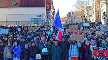 Über 2000 Teilnehmer machen bei der Demonstration gegen Rechts mit. Auf dem Karlsplatz stehen die Menschen dicht gedrängt und hören ...