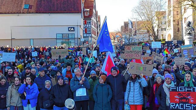 Über 2000 Teilnehmer machen bei der Demonstration gegen Rechts mit. Auf dem Karlsplatz stehen die Menschen dicht gedrängt und hören ...