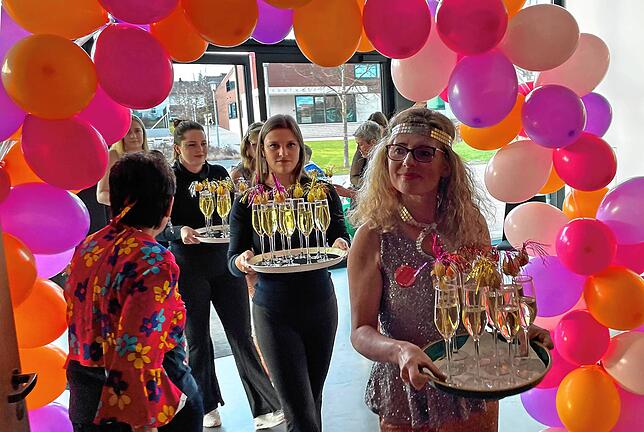 Bild 11: Ausgelassene Stimmung beim Frauenkaffee der Owinger Hexen &ndash; hier gibt&lsquo;s die Bilder