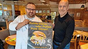 Kuttle-Döner oder Pulled-Pork-Döner: Beim Narrenbaumstellen am Samstag auf dem Marktplatz serviert Daniel Wrona (links) beide Gerichte. ...