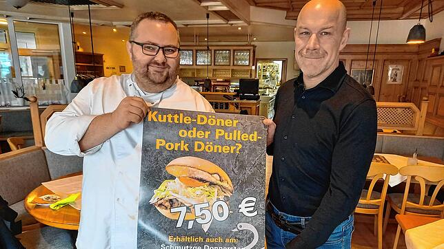 Kuttle-Döner oder Pulled-Pork-Döner: Beim Narrenbaumstellen am Samstag auf dem Marktplatz serviert Daniel Wrona (links) beide Gerichte. ...