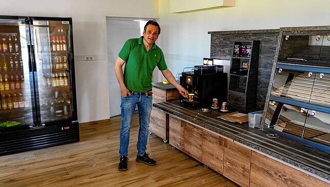 Jochen Hauser in seinem Selbstbedienungsrestaurant im Zollhäusle, gleich neben der E-Auto Ladestation. In der Warte-Lounge können Kunden ...