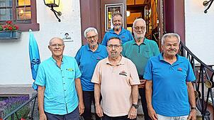 Ehrungen beim Furtwanger Bürgerbusverein zeichnen fleißige Fahrer aus (von links): Bernd Storz, Vorsitzender Rainer Siegl, Erich ...
